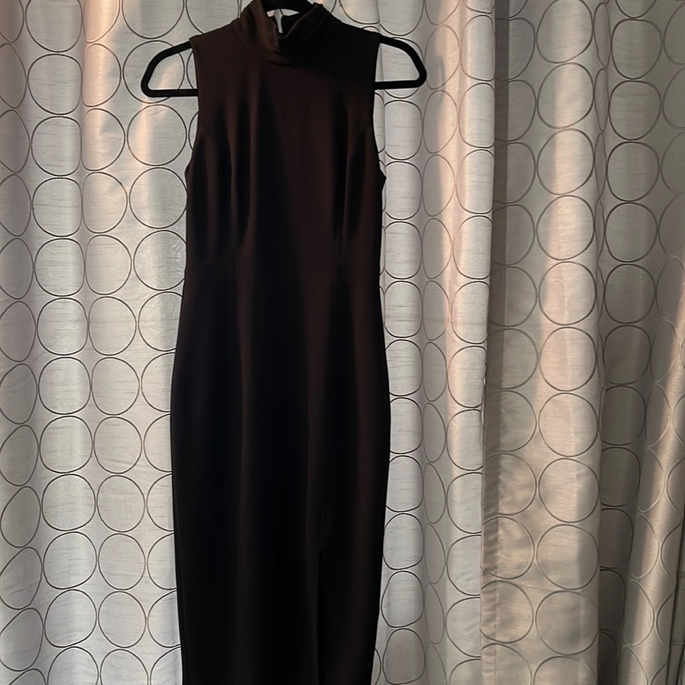 Stunning silhouette! Stretch fabric high neckline hangs just above the knee.